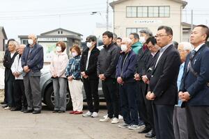 十日町市長選が告示され、候補者の第一声を聞く市民=20日、十日町市