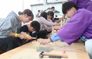 木工工作を楽しむ来場者ら=柏崎市平井