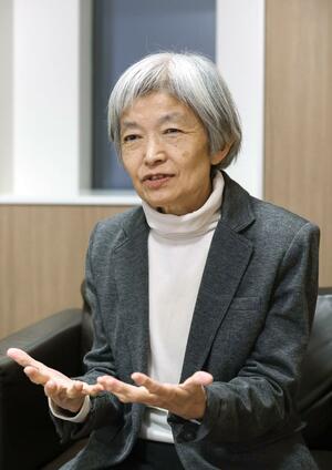 「詩を書くことは自分を確認する作業でもある」と語る高田一葉さん＝新潟市中央区の新潟日報メディアシップ