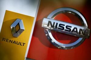 フランス自動車大手ルノー(左)と日産自動車のロゴ(ロイター=共同)