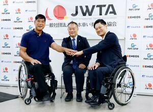 ポーズをとる(右から)日本車いすテニス協会の外部アドバイザーに就任した国枝慎吾さん、川廷尚弘新会長ら=26日、東京都内