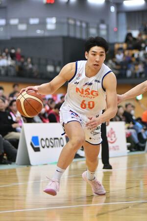 八王子－新潟　初先発した特別指定選手の佐藤友（東海大２年、新潟市中央区出身） （新潟アルビレックスＢＢ提供）