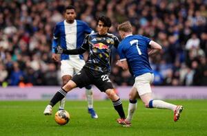 競り合うリーズの田中碧(左)=15日、バーミンガム(AP=共同)