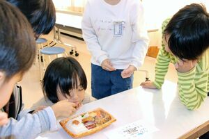 自分たちで考え実現した弁当をのぞき込む児童=阿賀町両郷乙の上川小