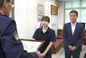 感謝状を受け取る布施葵さん(左)と若山勉さん=十日町署