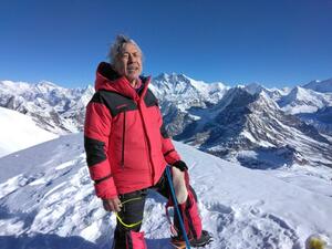 ヒマラヤのメラ・ピークに登頂した金子二三樹さん=10月26日(本人提供)