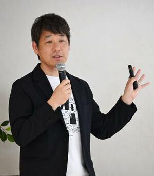 事業説明会で話す、みんなの銀行の永吉健一頭取=12日午前、東京都中央区(同行提供)
