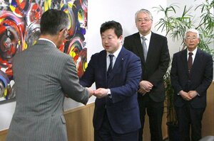 桜井雅浩市長(左)に目録を手渡す新潟県けんこう財団の入澤孝昌理事長=4月22日、柏崎市役所