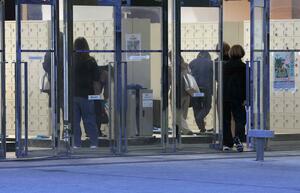 バス事故の説明会に訪れた保護者ら＝７日、新潟市中央区の北越高校