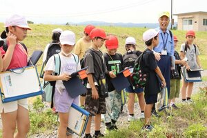 防災マップ作りで矢代川周辺を訪れた新井北小4年の児童たち=6月25日、妙高市