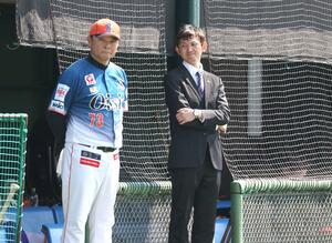 橋上秀樹監督(左)とベンチ前に立つオイシックス新潟アルビレックスBCの池田拓史球団社長=3月16日、埼玉県戸田市