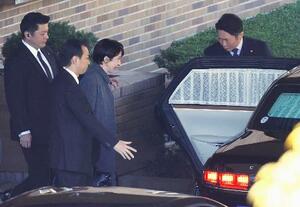 　首相公邸を出る高市首相（左から３人目）＝１２日午前