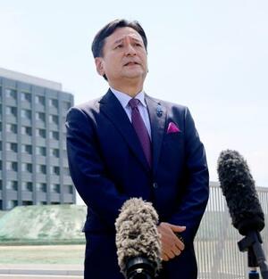 佐賀駐屯地の視察後、報道陣の取材に応じる佐賀県の山口祥義知事=7日午後、佐賀市