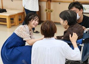 老人ホームの利用者と交流する上越市出身のタレントでNGT48元メンバーの高倉萌香さん(左)=上越市上真砂