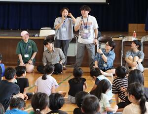 真砂小の児童と交流を楽しんだ韓国の大学生=新潟市西区真砂3