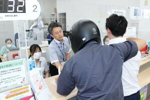 大光銀行小千谷支店と小千谷署が行った訓練＝７月８日、小千谷市本町２