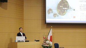 記念シンポで基調講演を行った東京大学卓越教授の梶田隆章氏=9月23日、新潟市中央区旭町通