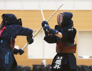 女子個人決勝 連覇した櫻井心結(右)=新潟市東総合スポーツセンター