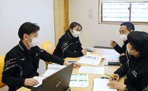 防災対策について話し合う「地域生活サポートセンターミナと」の職員=新潟市中央区