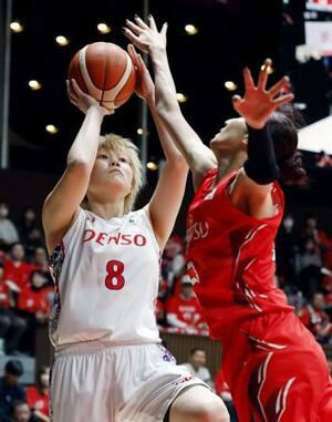 　デンソー―富士通　第４クオーター、シュートを放つデンソー・高田（８）＝代々木第二体育館