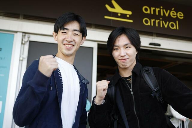 ＧＰシリーズ第１戦に出場するためフランスのナント空港に到着した壷井達也（左）と三浦佳生＝１５日（共同）