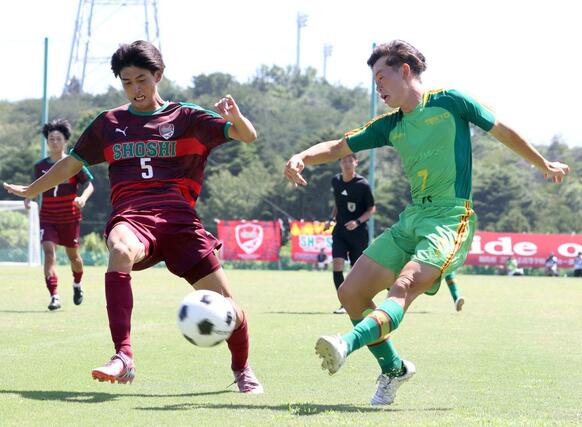 男子準々決勝 帝京長岡-尚志 後半、攻め込む帝京長岡のMF水澤那月=福島県楢葉町のJヴィレッジ