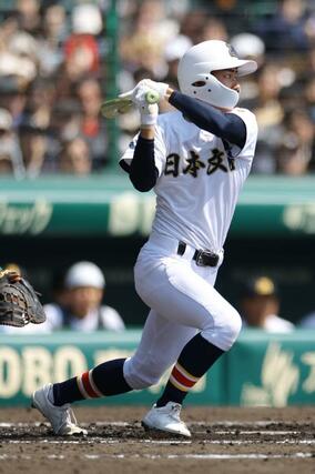 高知農－日本文理　２回日本文理２死二塁、安達煌栄千の左前適時打で２－０＝２１日、阪神甲子園球場