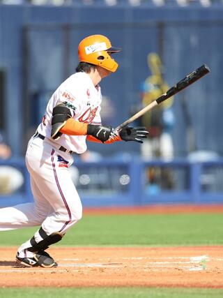 ５回１死一、三塁、髙山俊が左前に運び３－１＝３月２３日、エコスタ