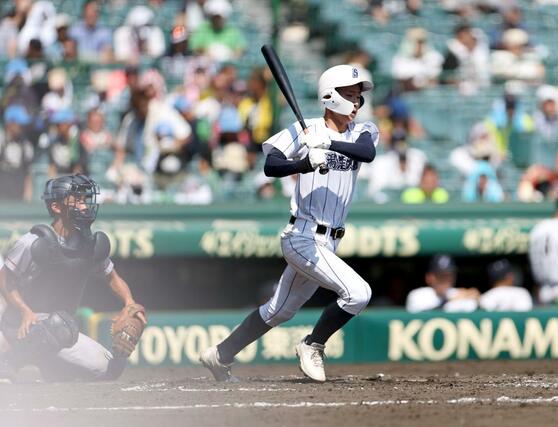 5回表新潟産大付1死走者なし、堀田温斗が一塁線を破る2塁打