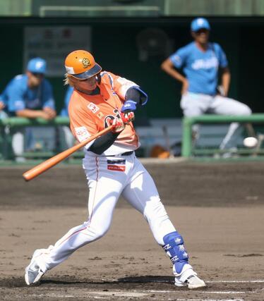 新潟-日ハム 1回2死一、二塁、陽岱鋼が勝ち越しの二塁適時打を放ち3-1