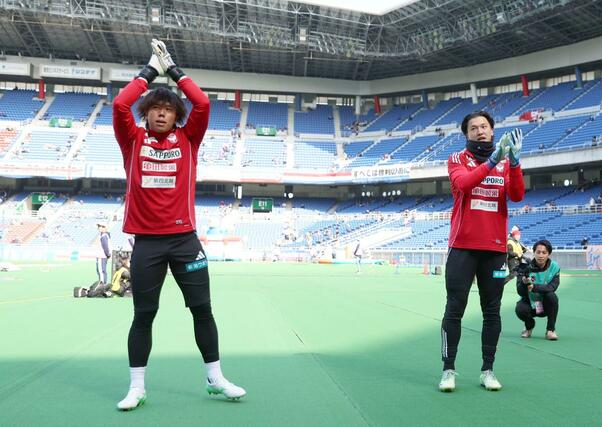 スタメンとしてゴールを守るGK藤田和輝(右)とGK田代琉我=日産ス