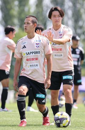 J1第24節・新潟-広島へ向けて前日練習するMF島村拓弥(手前)とMF奥村仁=7月19日、聖籠町の専用練習場