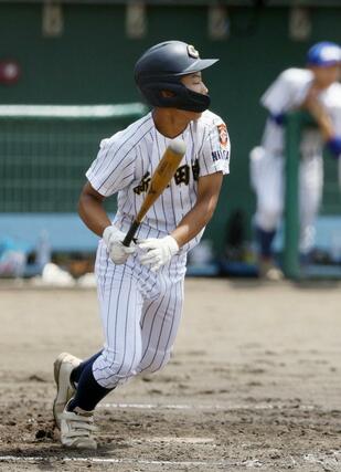 新発田中央－佐渡総合　３回２死二塁、新発田中央の本間楽連が適時打を放ち、２－０とリードする＝新発田市五十公野公園野球場