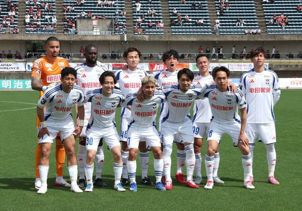 先発メンバー＝１２日、ＧＩＫＥＮスタジアム