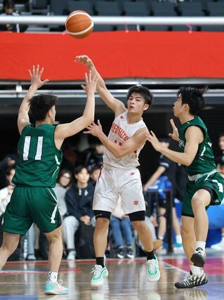 男子１回戦　開志国際－高山西（岐阜）　第４クオーター、パスでダブルチームをいなす開志国際の池田颯真＝１２月２３日、東京都渋谷区千駄ケ谷１の東京体育館