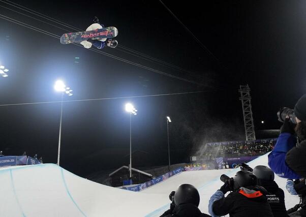 男子ハーフパイプ予選　エアを決める平野歩夢＝リビーニョ（共同）