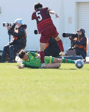 尚志―帝京長岡　前半、相手の突破を阻む帝京長岡のＭＦ水澤那月＝浦和駒場スタジアム