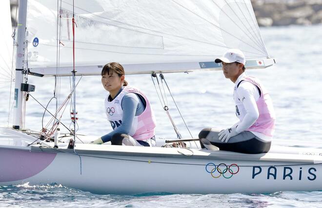 混合４７０級のメダルレースに臨む岡田奎樹（右）、吉岡美帆組＝マルセイユ（共同）