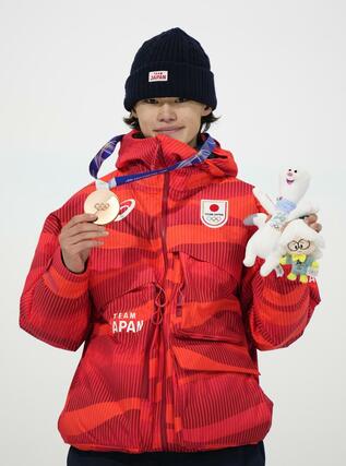 男子ハーフパイプで銅メダルを獲得した山田琉聖＝リビーニョ（共同）