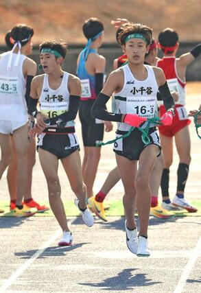 男子　小千谷の２区・平澤友理が１１人抜きし、３区の井川礼玖につないだ＝滋賀県希望が丘文化公園