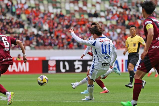 神戸－新潟　前半、長谷川元希がシュートを決め新潟が先制する＝国立競技場