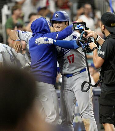 マーリンズ戦の７回に５０号２ランを放ち、祝福されるドジャース・大谷＝マイアミ（共同）