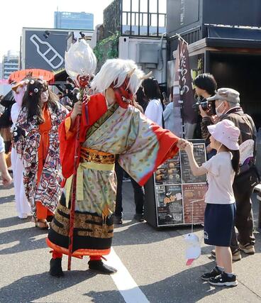 妖怪姿でピアＢａｎｄａｉを練り歩いた「百鬼昼行」＝６日、新潟市中央区