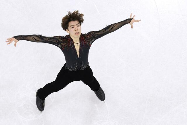 男子フリー　フィニッシュのポーズを決める佐藤駿＝ミラノ（共同）