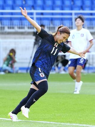 日本－台湾　前半、チーム２点目のゴールを決め、駆け出す滝川＝水原（共同）
