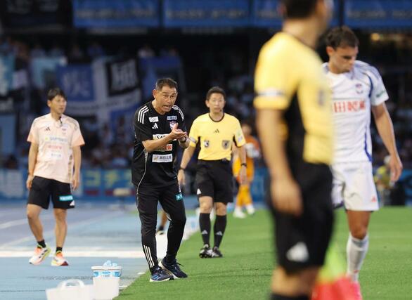 川崎－新潟　後半、大声で選手を鼓舞する入江徹監督＝Ｕ等々力