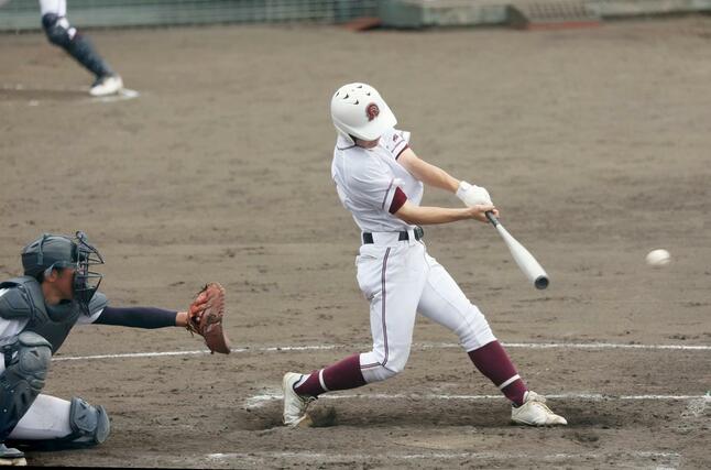 ３回裏柏崎２死三塁から小林が適時打を放ち１－０＝４月２８日、柏崎市佐藤池野球場