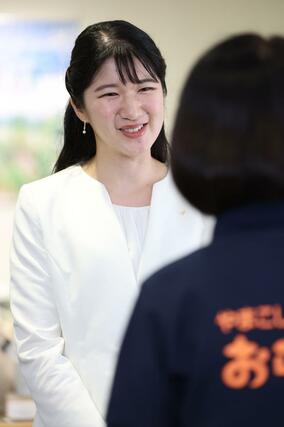 ボランティアと懇談される愛子さま=8日、長岡市のやまこし復興交流館おらたる