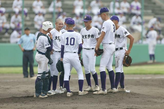 ５回表　ピンチでマウンドに集まる東京学館ナイン＝９月６日、新発田市五十公野公園野球場