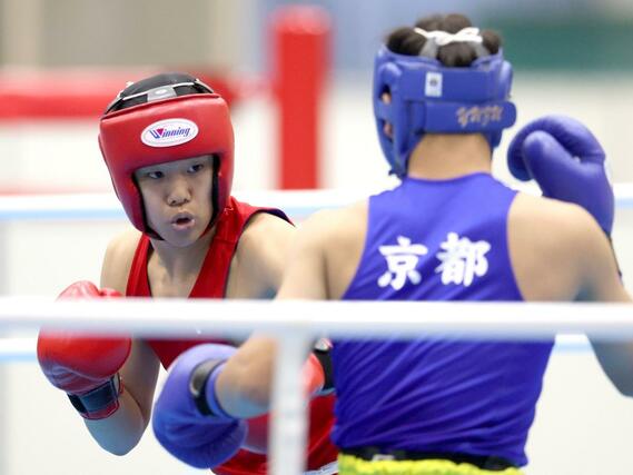 少年男子ウエルター級準々決勝　軽打で攻める開志学園高の寺島隆惺（左）＝滋賀県東近江市